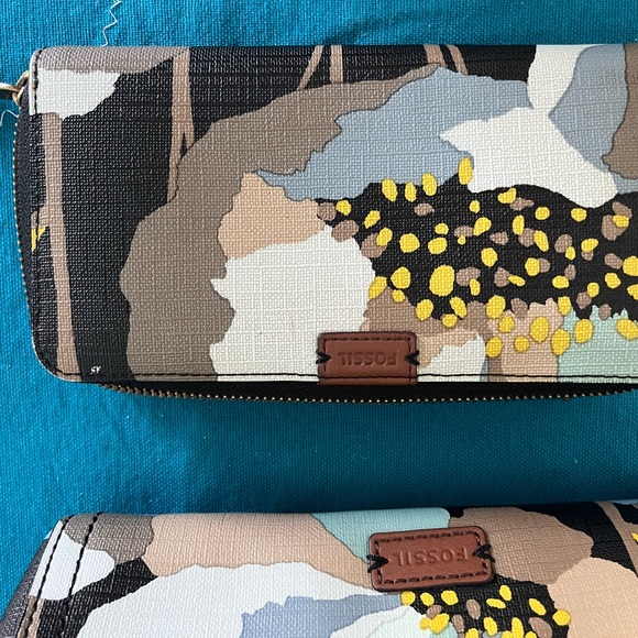 Fossil Crossbody and Wristlet Wallet - Picture 8 of 12